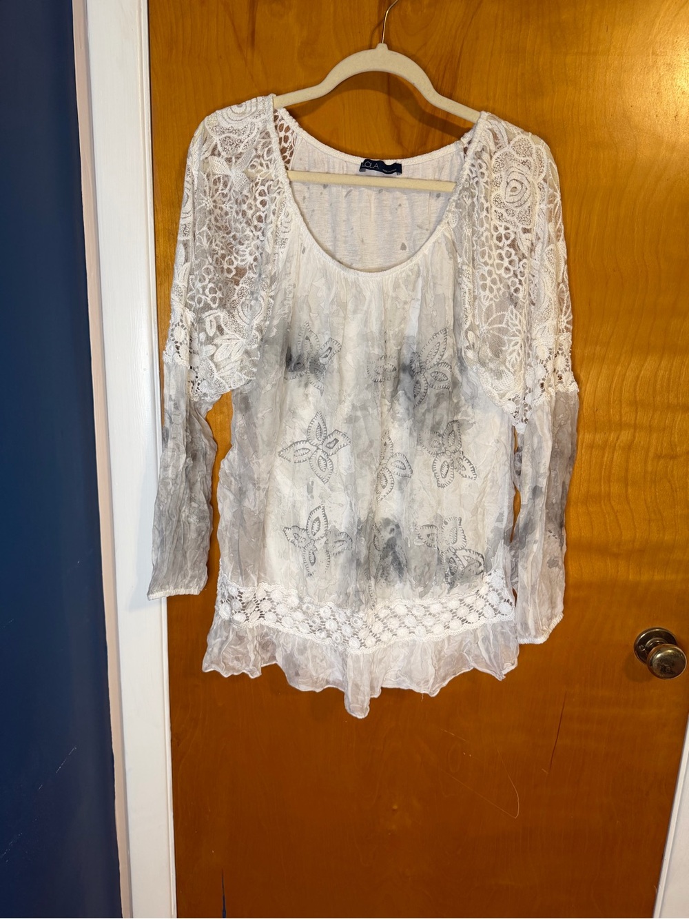 Lola - Made in Italy Women's White Lace Crochet Long-Sleeve Top